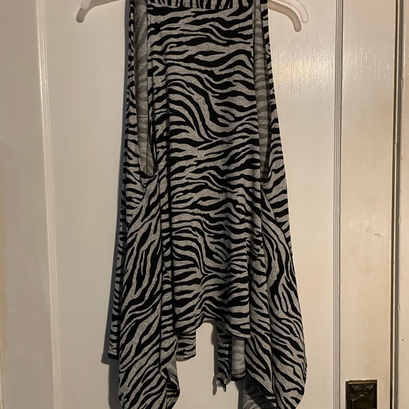 Zebra print, cascading front, asymmetrical hem vest - Picture 3 of 6